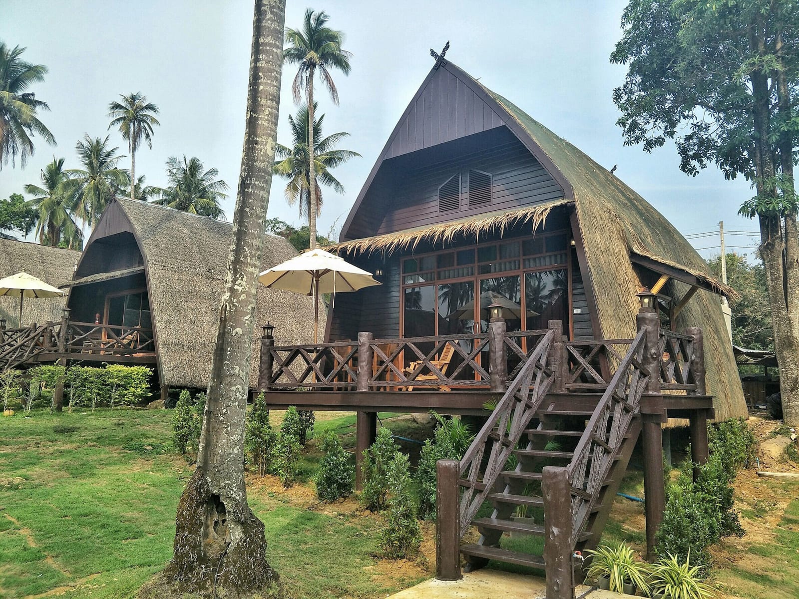 ห้องพักสไตล์บาหลี Bali Deluxe ของ Koh Kood Beach Resort เกาะกูด ตกแต่งด้วยไม้