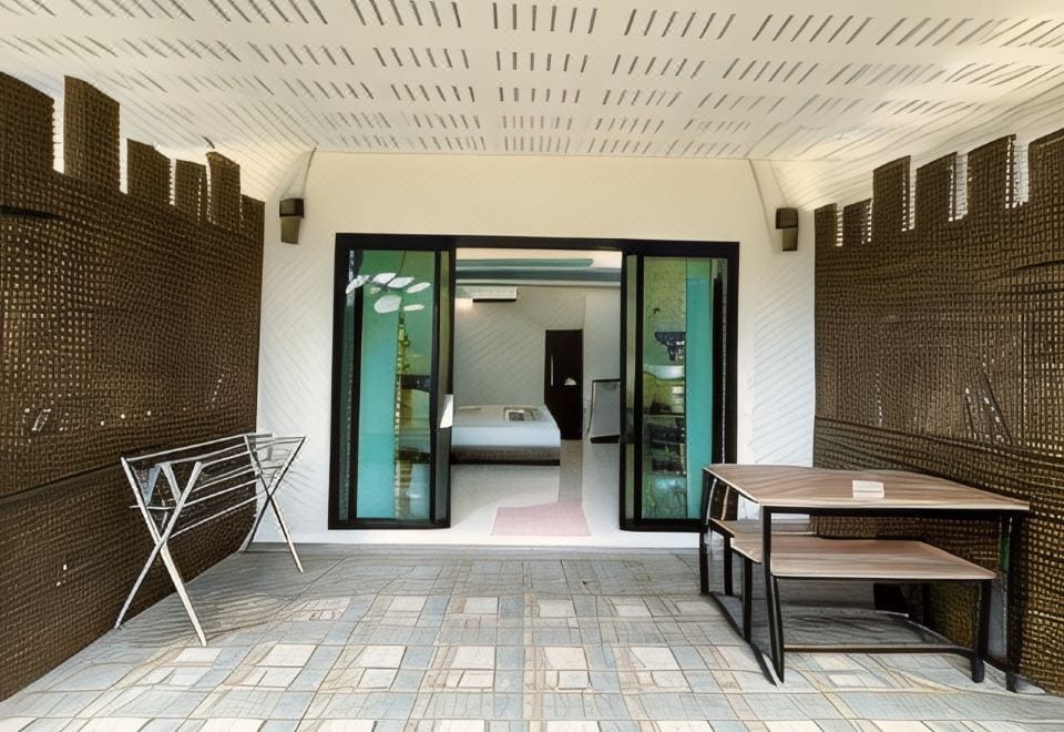 ห้องพักปรับอากาศของ Dara Homestay พร้อมเตียงสะอาดและระเบียงวิวสวน