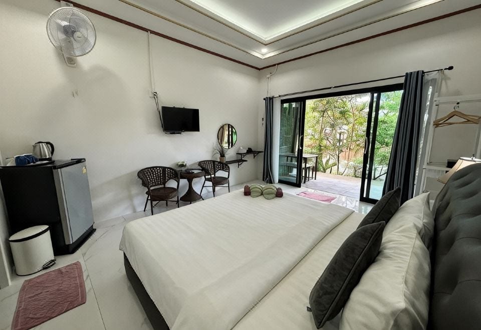 มุมส่วนกลางและทางเดินภายใน Dara Homestay เกาะกูด บรรยากาศเงียบสงบเป็นกันเอง