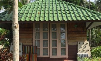 สวนร่มรื่นรอบบังกะโลของที่พักงบประหยัดบนเกาะกูด