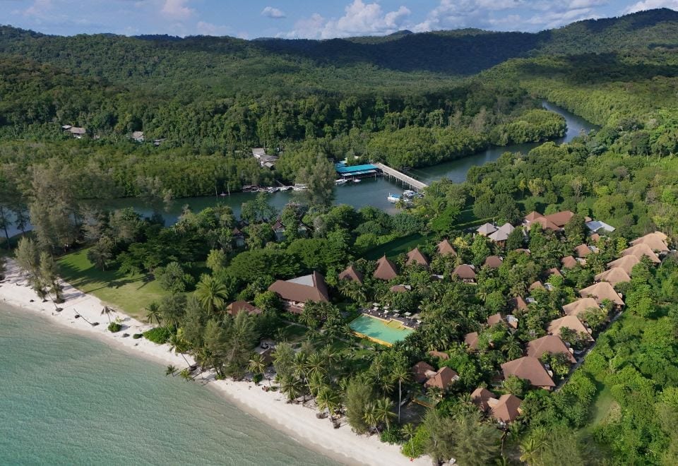 หาดส่วนตัวทรายขาวของ High Season Pool Villa ริมหาดคลองเจ้า เกาะกูด