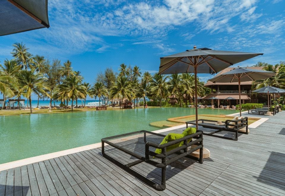 บรรยากาศริมหาดและสระว่ายน้ำของ High Season Pool Villa & Spa เกาะกูด ยามเย็น