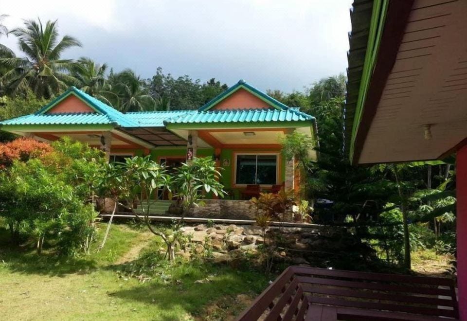 The common area and garden at Kama Siri Koh Kood, Koh Kood, with a village atmosphere
