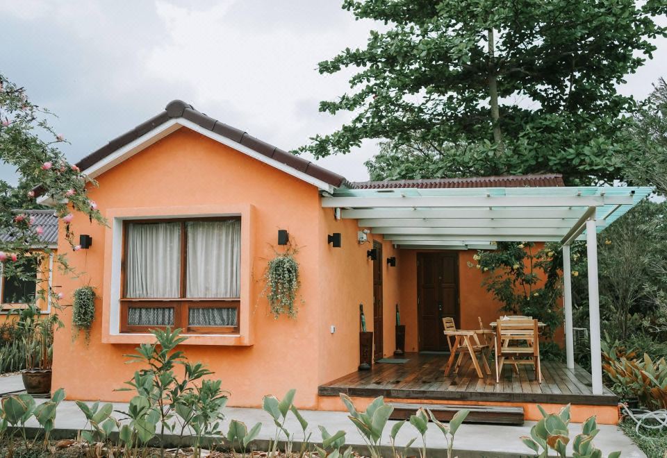 ห้องพักสไตล์มินิมอลของ The Little White Bird Hostel เกาะกูด โทนขาวสะอาดตา