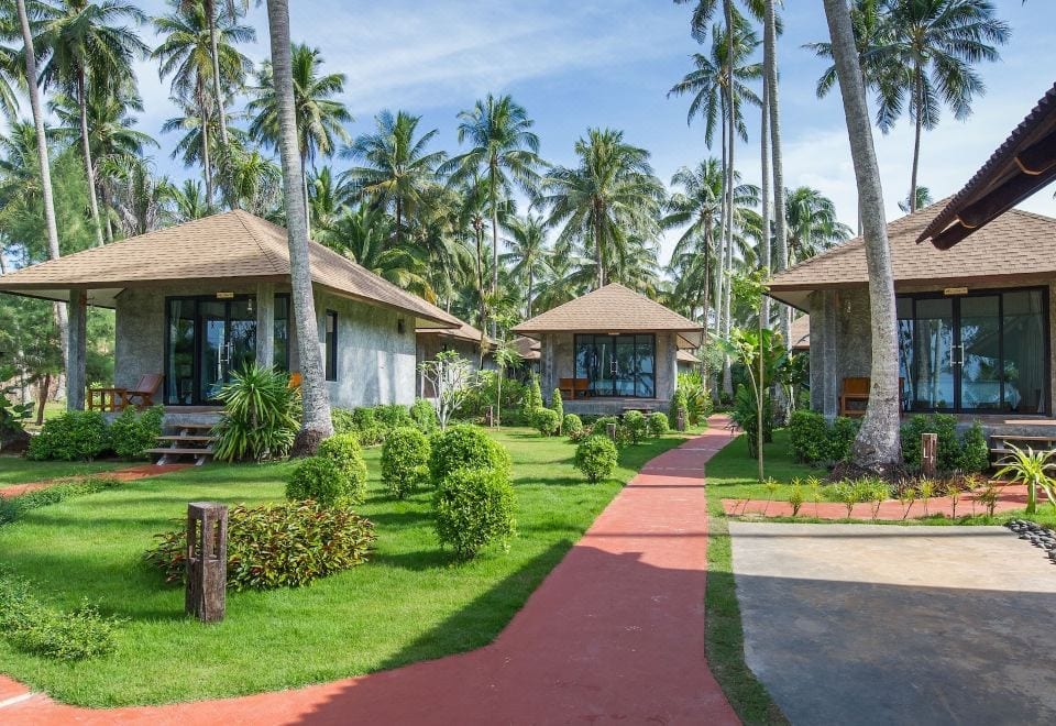 บังกะโลของ Medee Resort เกาะกูด ตั้งอยู่ในสวนเขียวริมหาดอ่าวตะเภาพร้อมระเบียงส่วนตัว