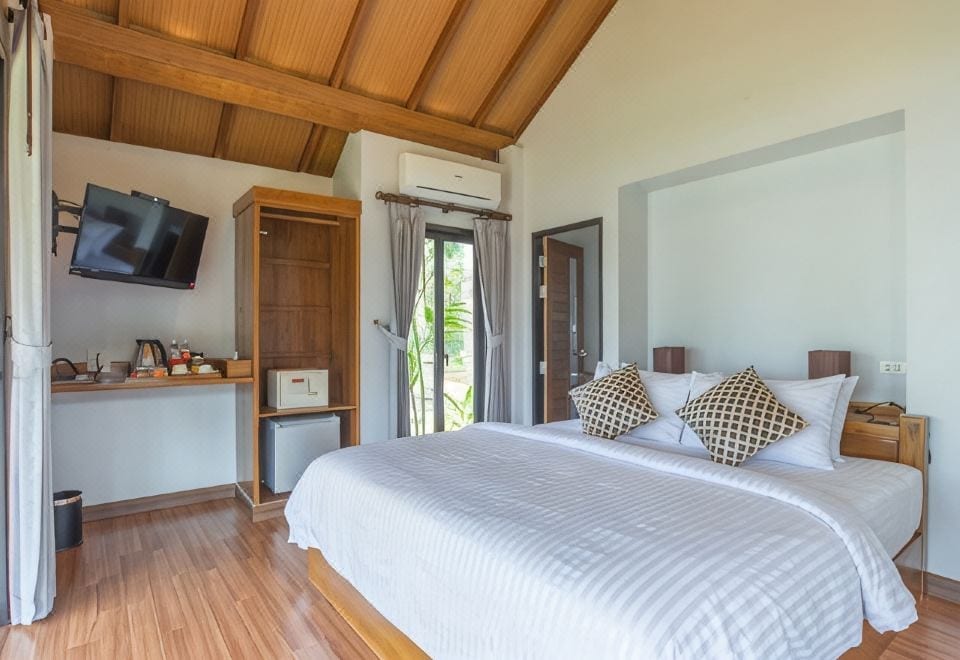 หาดส่วนตัวหน้า Medee Resort อ่าวตะเภา น้ำทะเลใสและบรรยากาศเงียบสงบ