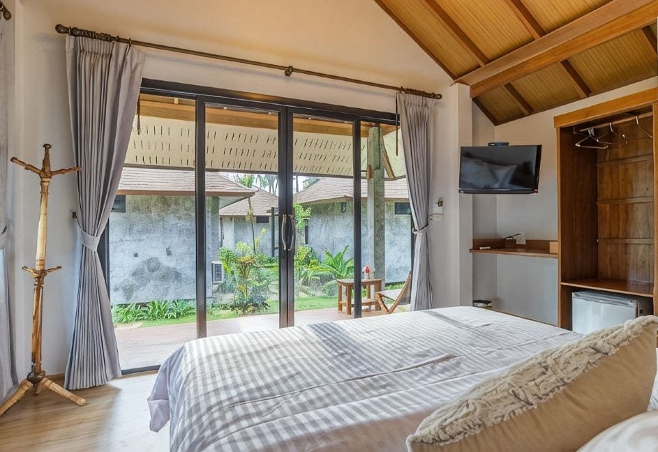 ร้านอาหารและมุมนั่งวิวทะเลของ Medee Resort เกาะกูด สไตล์อีโคกลางธรรมชาติ