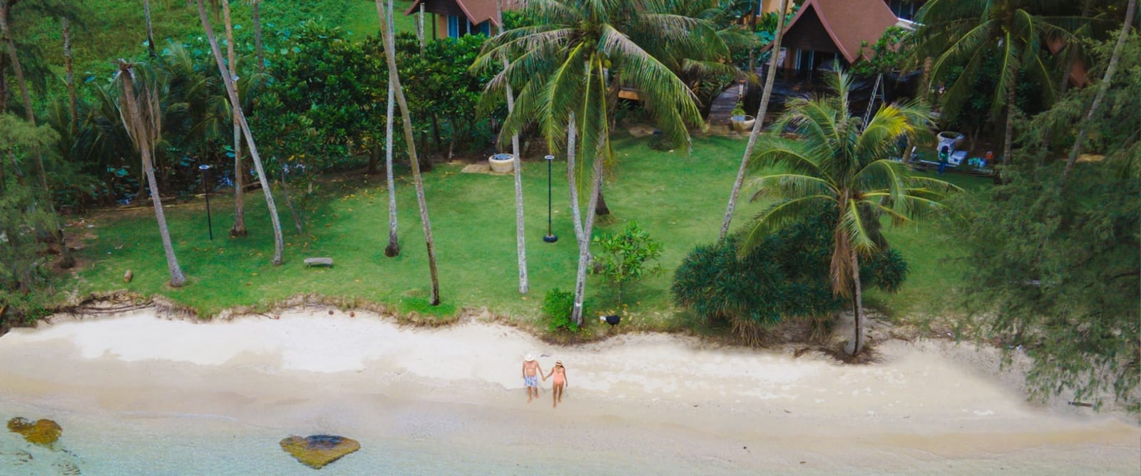 มุมวิลล่าและแนวมะพร้าวริมหาดของ Koh Kood Paradise Beach เกาะกูด ตราด