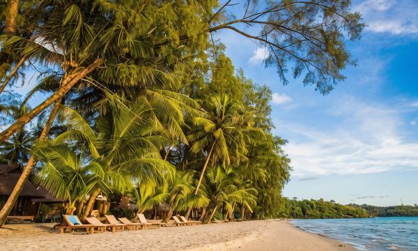 หาดทรายขาวส่วนตัวหน้า Peter Pan Resort บนหาดคลองเจ้า เกาะกูด น้ำทะเลใส