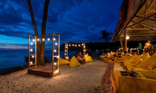 บาร์ริมหาดของ Peter Pan Resort เกาะกูด สำหรับนั่งจิบเครื่องดื่มตอนเย็น