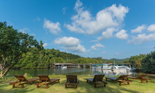 ร้านอาหารริมทะเลของ Peter Pan Resort เกาะกูด มองออกไปเห็นหาดคลองเจ้า