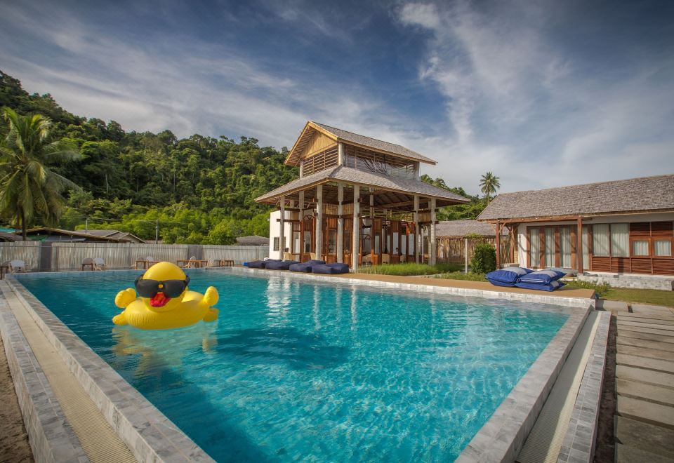 วิลล่ามินิมอลและสวนเขตร้อนของ Rest Sea Resort Koh Kood ริมหาดอ่าวพร้าว
