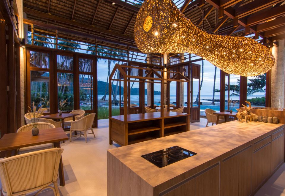 สระว่ายน้ำริมหาดของ Rest Sea Resort Koh Kood วิวทะเลอ่าวพร้าว บนเกาะกูด