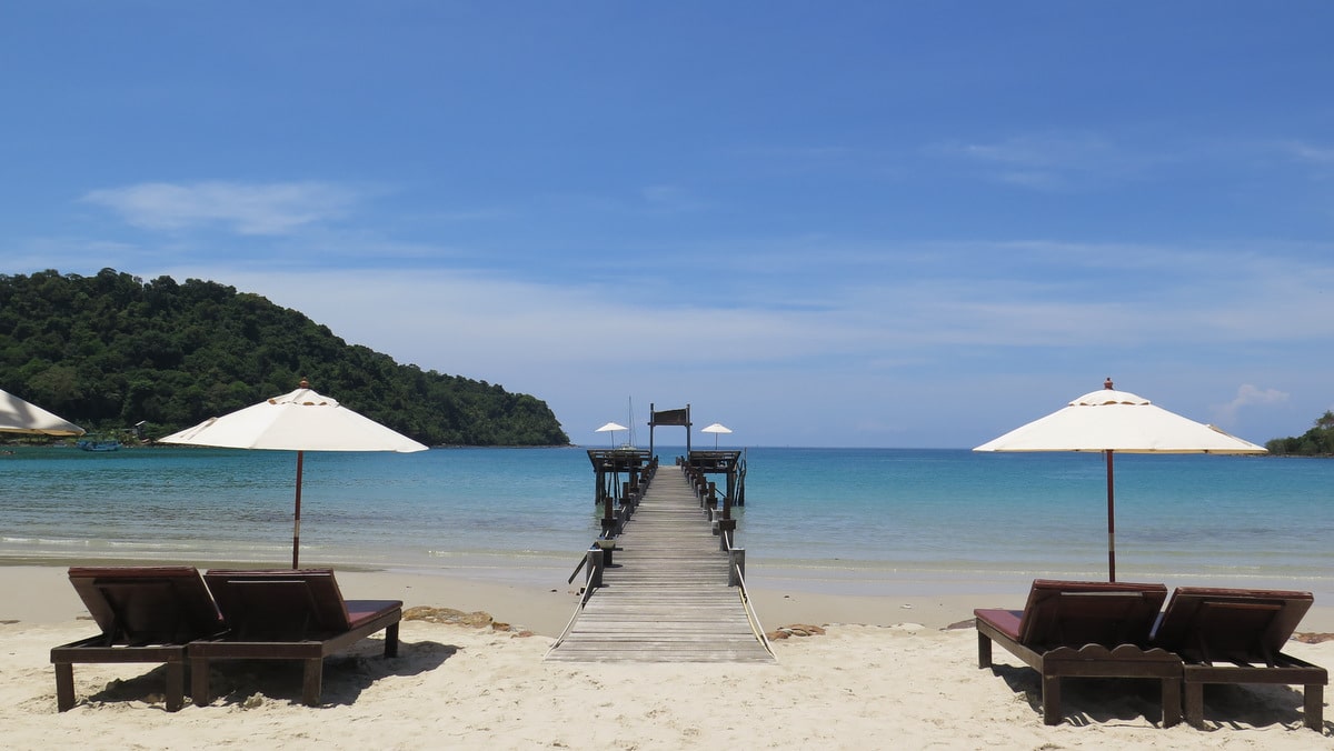 หาดทรายขาวอ่าวบางเบ้าน้ำใสหน้า The Beach Natural Resort บนเกาะกูด