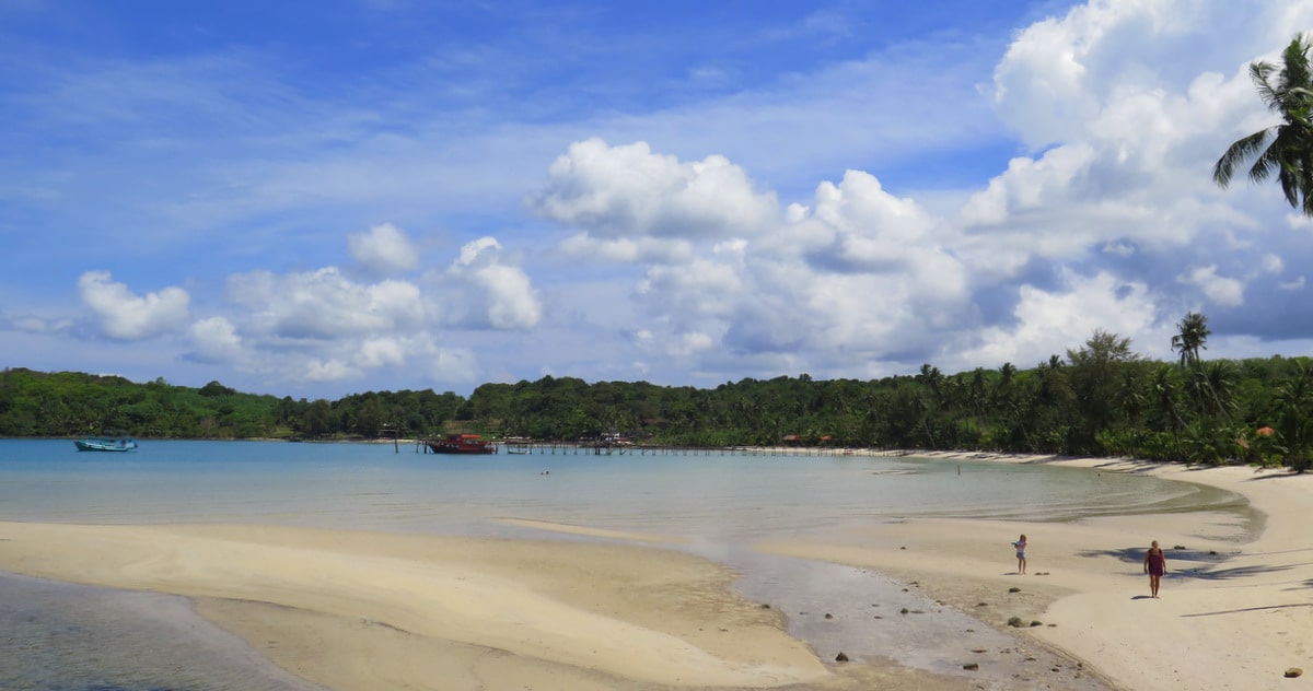 อ่าวบางเบ้าและแนวรีสอร์ตริมหาดทางฝั่งใต้ของเกาะกูด