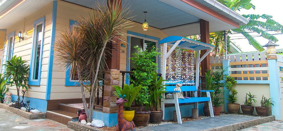 Buildings and grounds of Kampu Resort in Na Ban village, Koh Larn