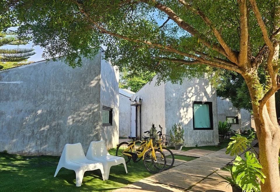 Raw concrete loft-style room at PAUSE Resort & Bar on Koh Larn, with a rough, edgy tone