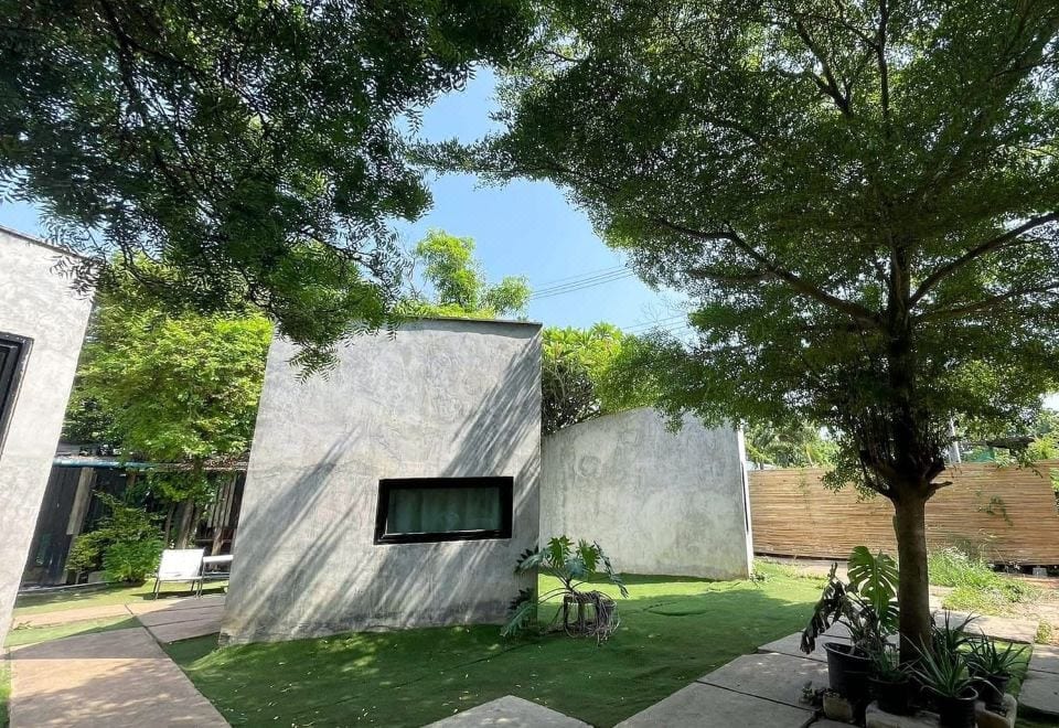 Surroundings and design of PAUSE Resort & Bar in the road-to-Nuan-Beach area, Koh Larn