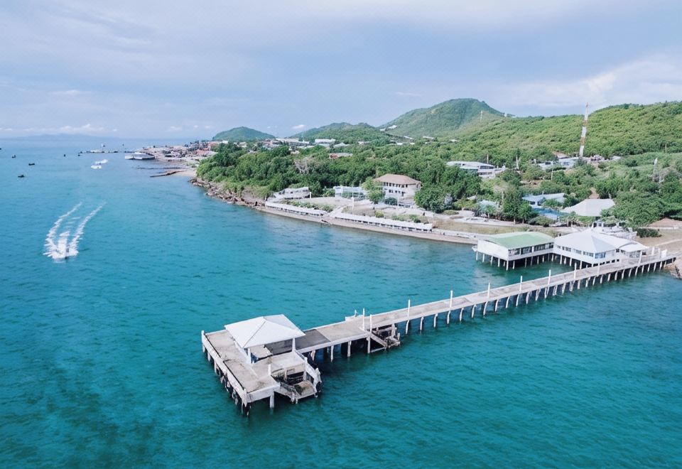 White-and-blue themed sea-view room at Rimtalay Resort Koh Larn