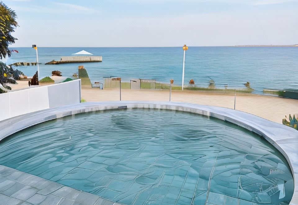 Photo corner and private pier reaching into the sea at Rimtalay Resort Koh Larn, facing Pattaya