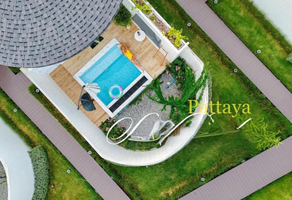 Private villa pool with jacuzzi at SaroRach Koh Larn