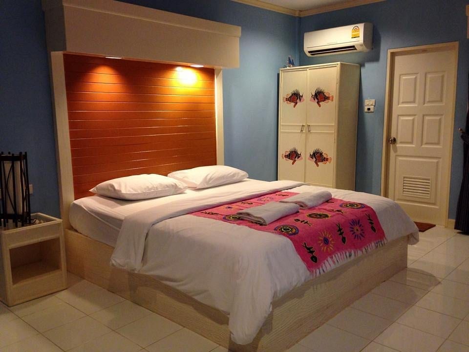 Pirate-themed Captain Room at Sukkee Beach Resort, decorated in a sea style on Koh Larn