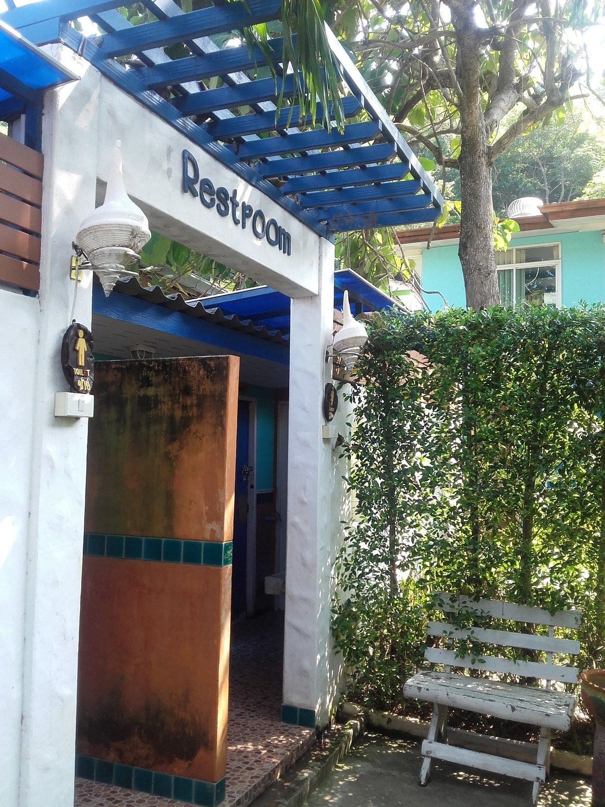 The restaurant and beachfront area of Sukkee Beach Resort on Tawaen Beach, Koh Larn