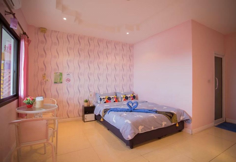 Building and setting of Koh Larn Tarn-Tawan Hotel in Na Ban village, Koh Larn