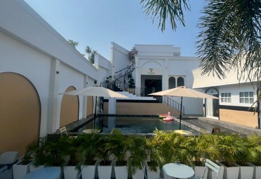 Fresh, clean air-conditioned room at Tiamo Kohlarn with bright tones and a large bed