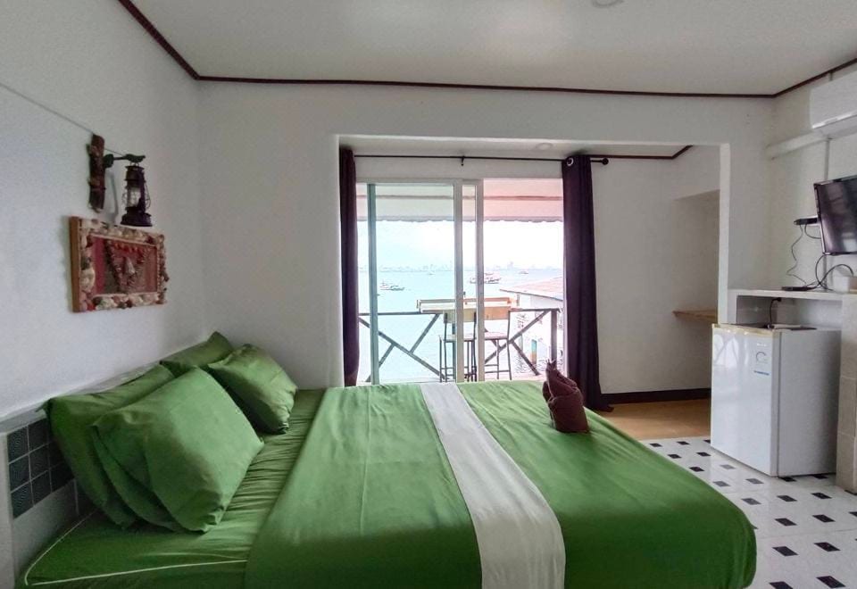 Guest room at Toonja Koh Larn, simply furnished and tidy, with air conditioning and a private bathroom