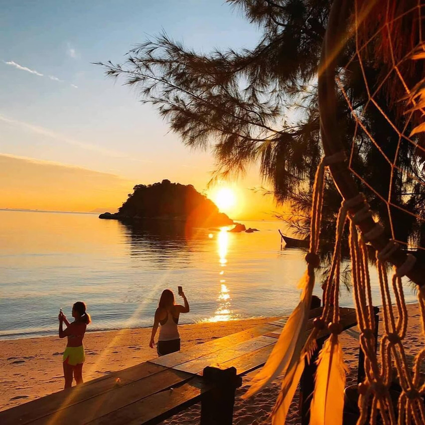 บังกะโลไม้สไตล์ไทย-บาหลีของ Anda Resort เรียงรายริมหาดซันไรส์ทรายขาว
