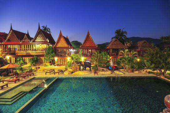 สระว่ายน้ำกลางแจ้งพร้อมเดควูดและเตียงอาบแดดของ Anda Resort