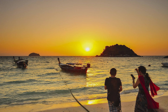 ร้านอาหารและบาร์ริมทะเลมองออกไปเห็นหาดซันไรส์น้ำใสและเกาะใกล้เคียง
