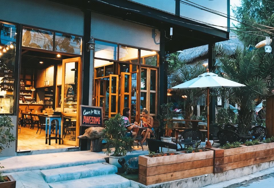คาเฟ่ชั้นล่างของ Bloom Cafe & Hostel บรรยากาศสบาย ๆ เสิร์ฟกาแฟและอาหารเช้า