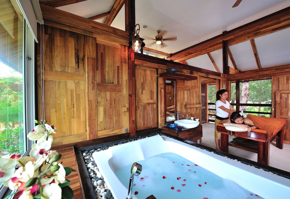 บริเวณริมหาดและสปาของ Bundhaya Resort มองออกไปเห็นทะเลหลีเป๊ะ