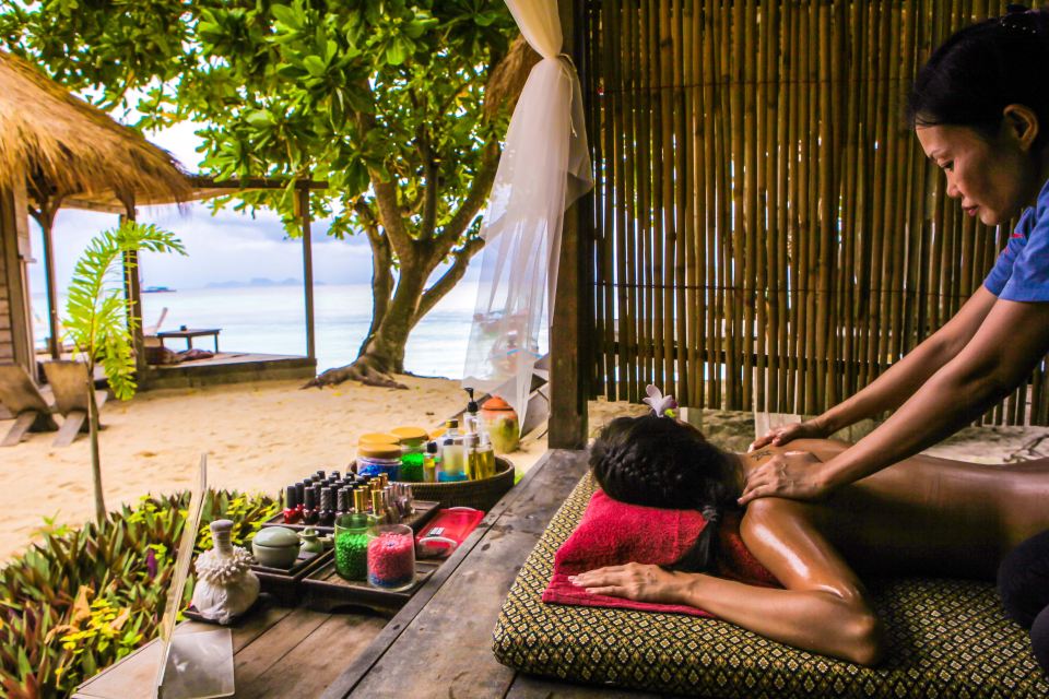 บังกะโลไม้สองชั้นหลังคาจากของ Castaway Resort ตั้งอยู่ใต้ร่มไม้ติดหาดซันไรส์