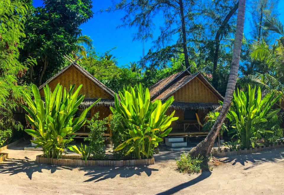 บังกะโลไม้ไผ่และไม้ของ Forra Dive Resort ริมหาดพัทยา เกาะหลีเป๊ะ