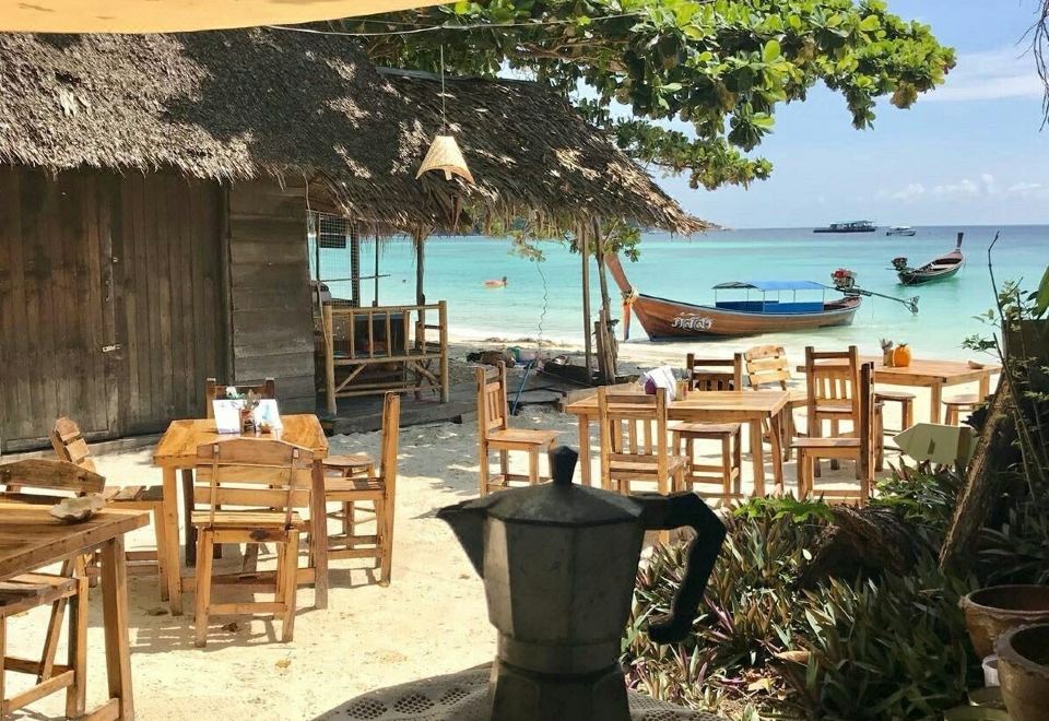 หาดพัทยาฝั่งตะวันตกหน้า Forra Dive Resort น้ำทะเลใส ทรายขาว