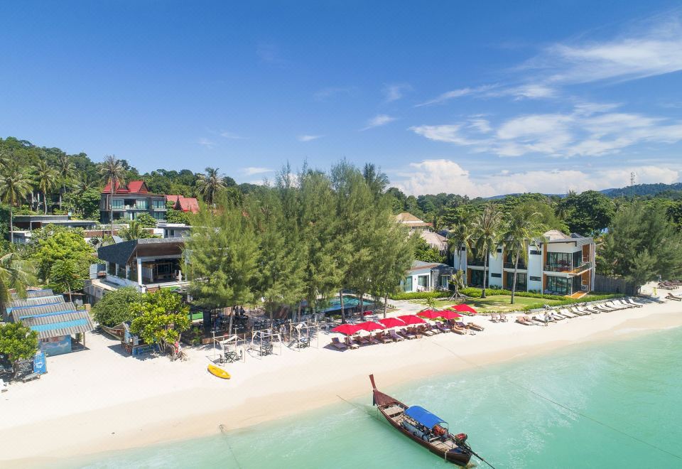 สระว่ายน้ำริมหาดของ Idyllic Concept Resort มองออกไปเห็นทะเลอันดามันสีเทอร์คอยซ์