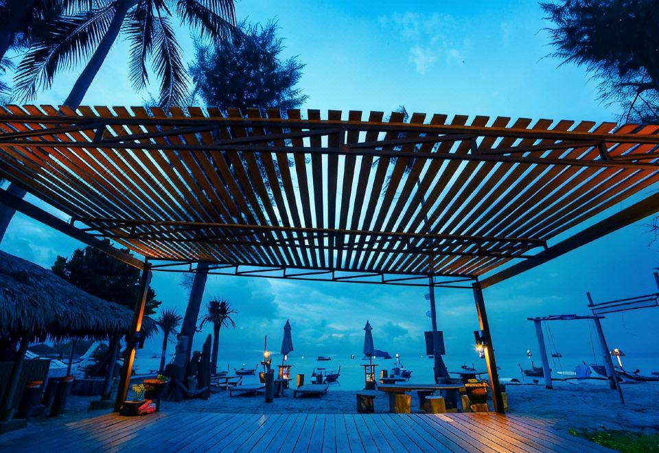 บังกะโลริมทะเลของ Salisa Resort เรียงรายริมหาดซันไรส์ทรายขาว
