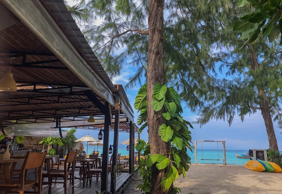 มุมพักผ่อนและทางเดินภายใน Salisa Resort ท่ามกลางต้นไม้เขียว