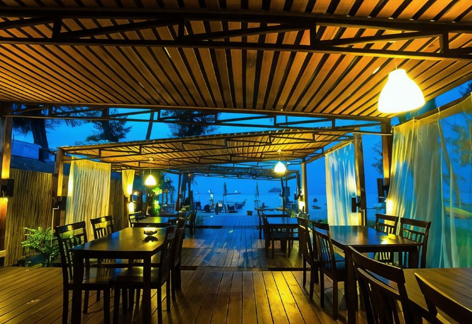 ร้านอาหารและบาร์ริมทะเลของ Salisa Resort มองออกไปเห็นหาดซันไรส์น้ำใส