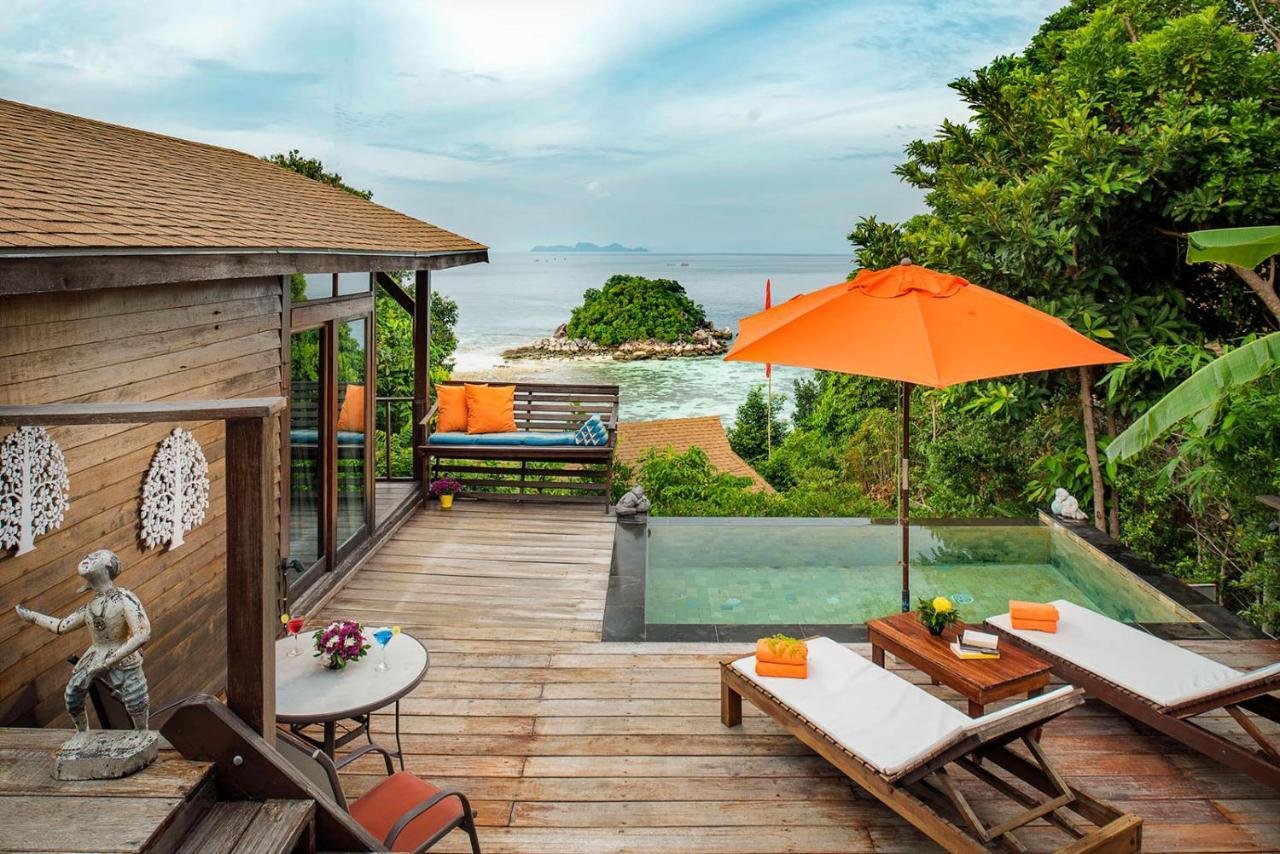 ห้องวิลล่าไม้สไตล์ไทยของ Serendipity Beach Resort Koh Lipe มองออกเห็นทะเลอันดามัน
