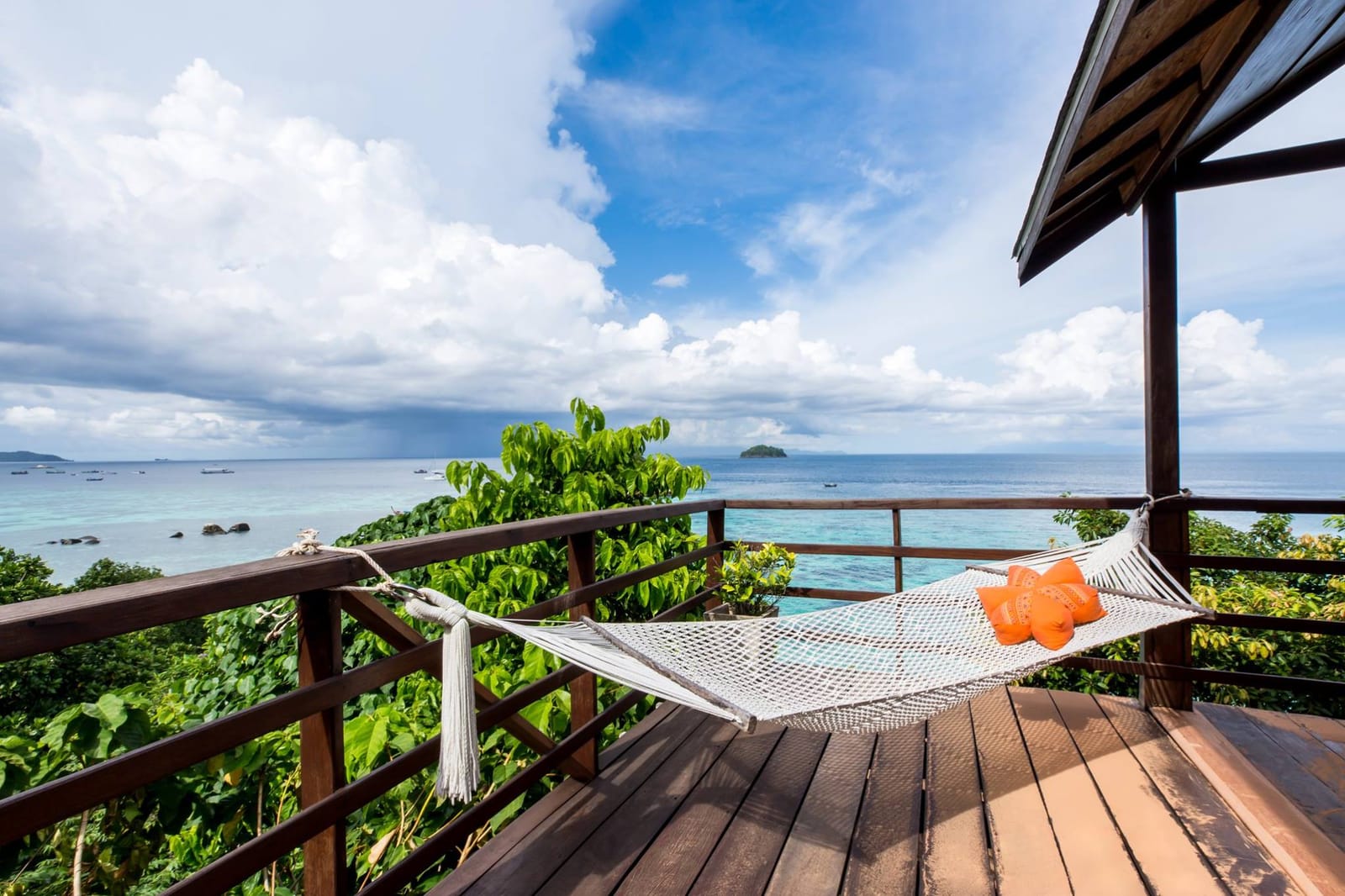 หาดทรายขาวส่วนตัวและน้ำทะเลใสด้านหน้า Serendipity Beach Resort ปลายหาดซันไรส์