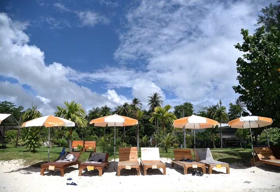 บริเวณริมหาดฝั่งซันเซ็ตของ Z-Touch Lipe Island Resort มองออกไปเห็นทะเล