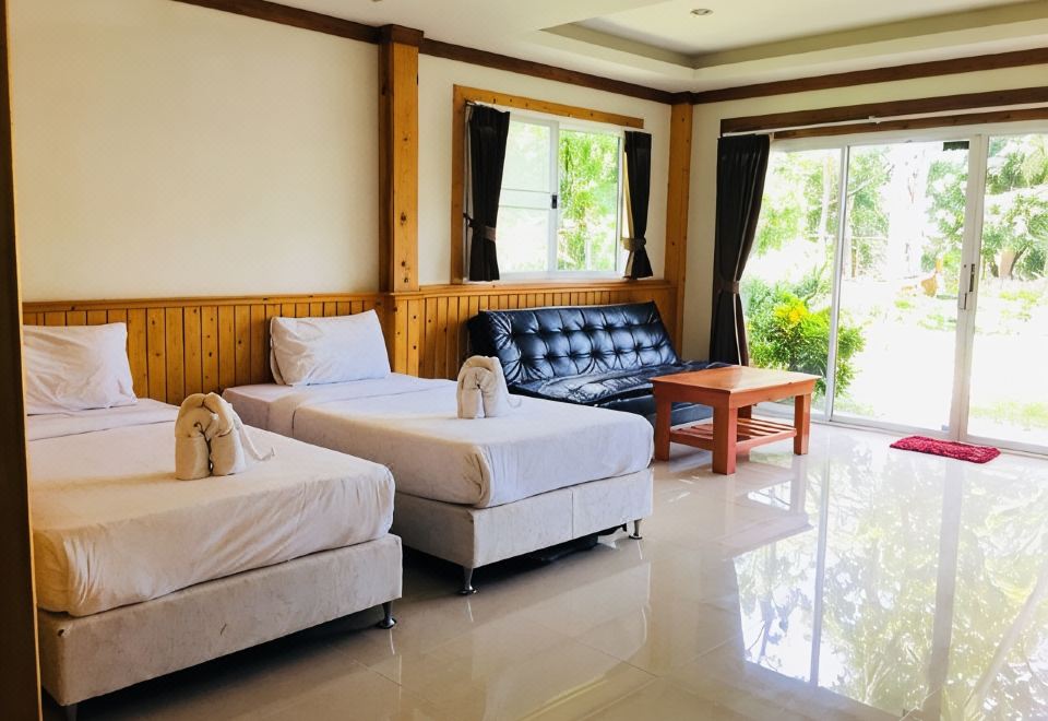 สวนและทางเดินภายใน Z-Touch Lipe Island Resort เกาะหลีเป๊ะ
