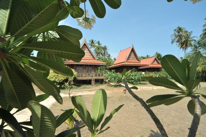 วิลล่าคอนกรีตขัดดีไซน์ร่วมสมัยริมหาดของ Ao Kao White Sand Beach Resort บนเกาะหมาก