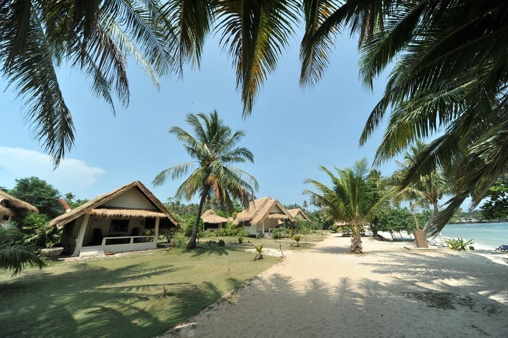 ห้องพักภายในวิลล่าริมหาดของ Ao Kao White Sand Beach Resort พร้อมระเบียงมองทะเล