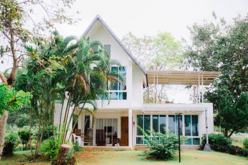 สระว่ายน้ำกลางแจ้งมองออกทะเลของ Koh Mak Resort เกาะหมาก
