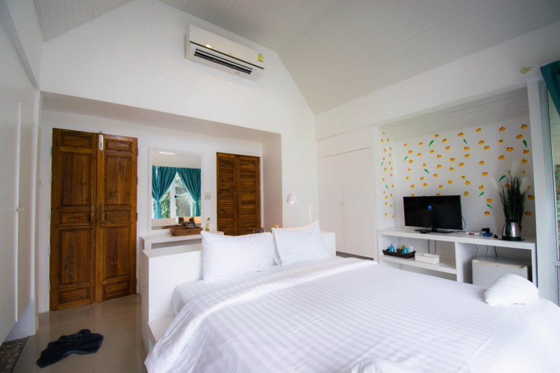 หาดทรายขาวส่วนตัวหน้ารีสอร์ต Koh Mak Resort น้ำทะเลใสยามเย็น